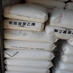 重物(wù)包裝專用薄膜料LDPE  2426F 高(gāo)透明(míng)性  開(kāi)口性好(hǎo)